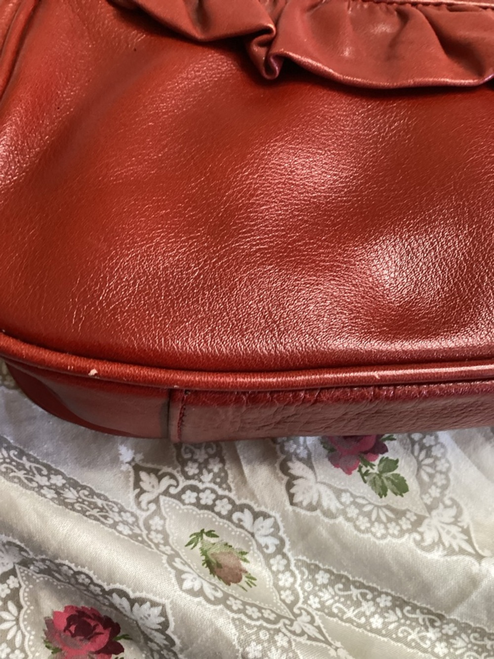 Lovecat Red Ruffle Leather Shoulder Bag with Heart-Tip Drawstring - Picture 9 of 16